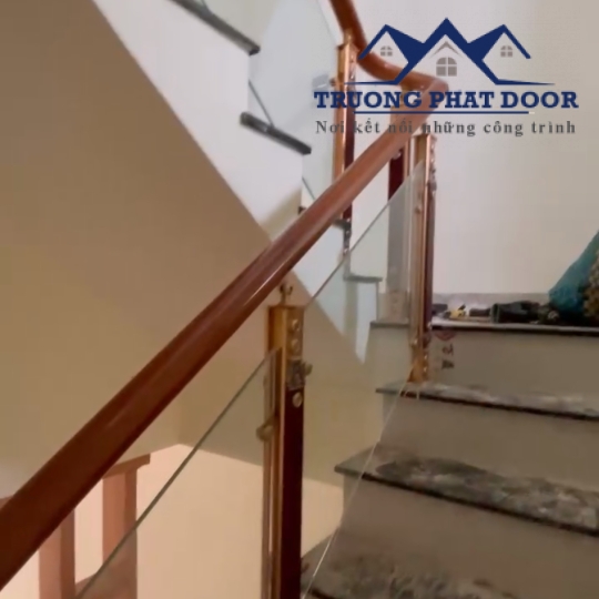 Cầu thang kính cường lực 10mm