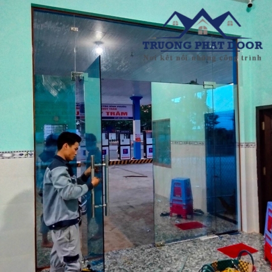 Cửa kính cường lực  02