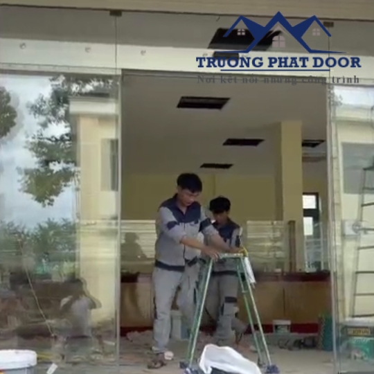 Thi công cửa kính đóng mở tự động đồng xoài